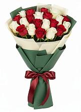 Букет Микс из красных и белых роз в Гальчино