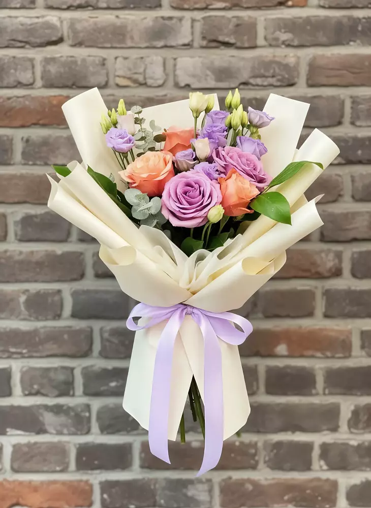 Букет цветов из: Лизиантусы и Розы в Гальчино