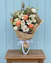 Букет цветов из:  Альстромерии, Лизиантусы, Розы и Хризантемы в Гальчино