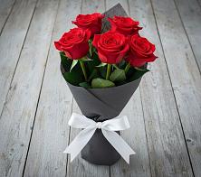 Букет 5 Красных роз Эдлесс Лав в Гальчино