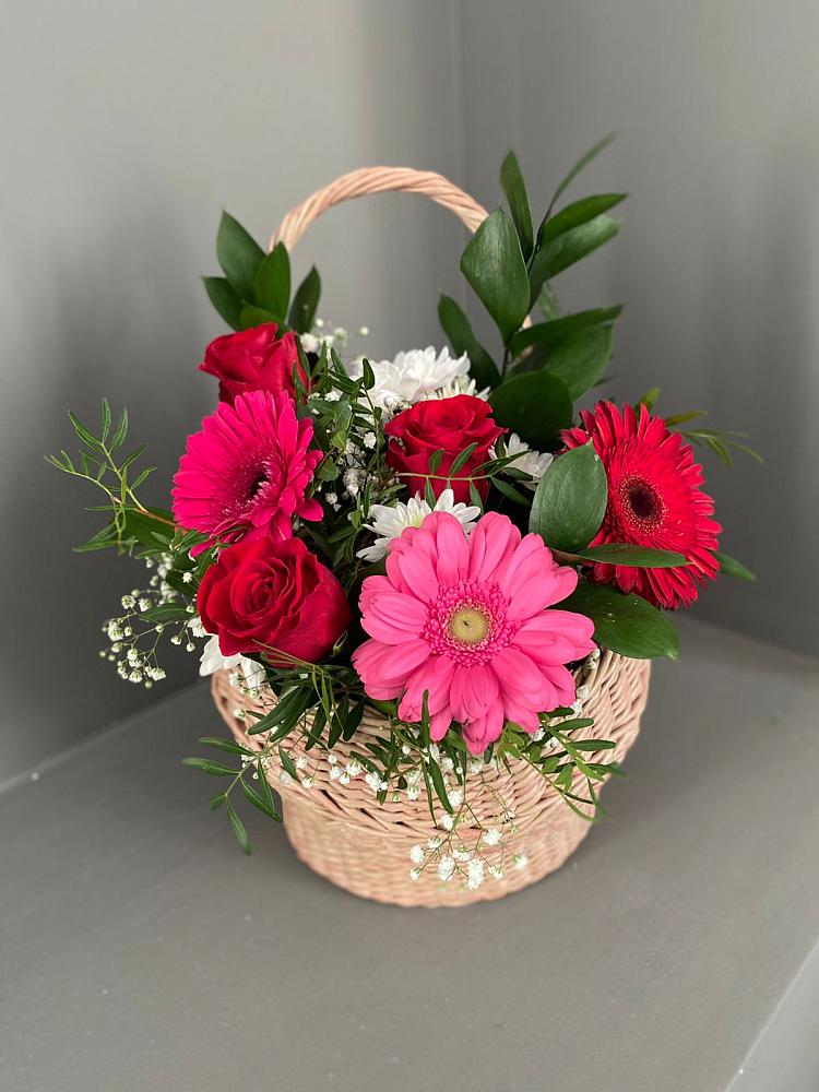 Цветочная композиция из Розы, Хризантемы и Герберы в корзине в Гальчино