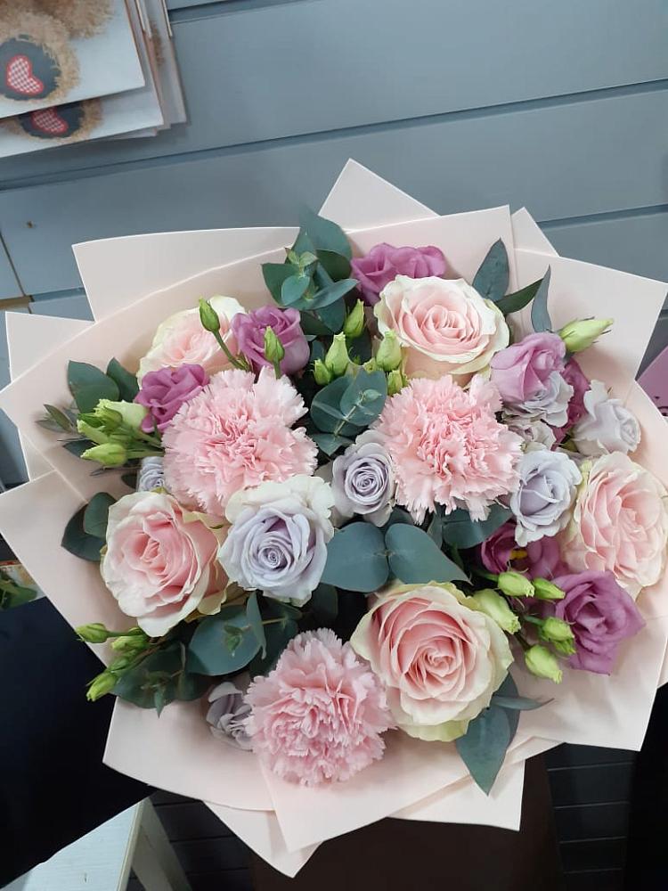 Букет цветов из: Розы, Гвоздики и Лизиантусы в Гальчино